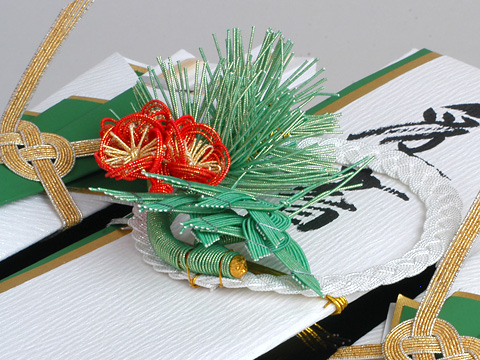 シンプルながらも丹精に作られた松竹梅の飾りです。
