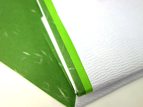 使用されている紙は、凹凸感のある、白檀紙を使用しています。