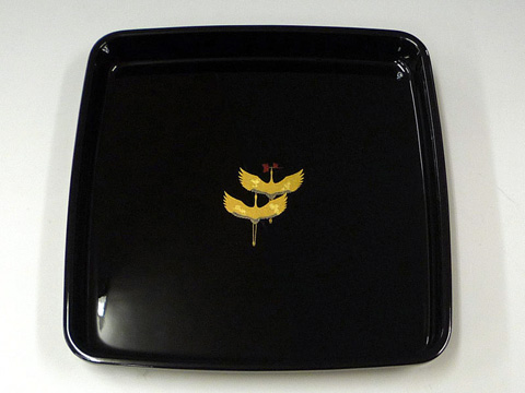 使用されている黒塗角盆には、鶴の文様が描かれています。