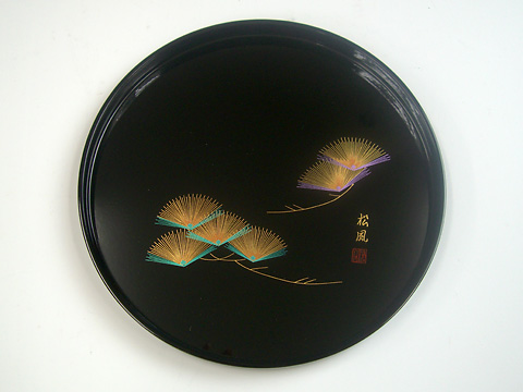 使用されている黒塗丸盆には、松の文様が描かれています。