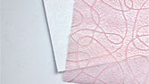 土佐手すき和紙を使用しています。縮緬状の白色檀紙と、透明感のある桃色の和紙の組み合わせで、はんなりとした、やさしい印象を作ります。