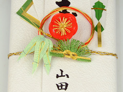 松・竹・梅をデザインした水引飾りです。造りが細かくしっかりとしています。
